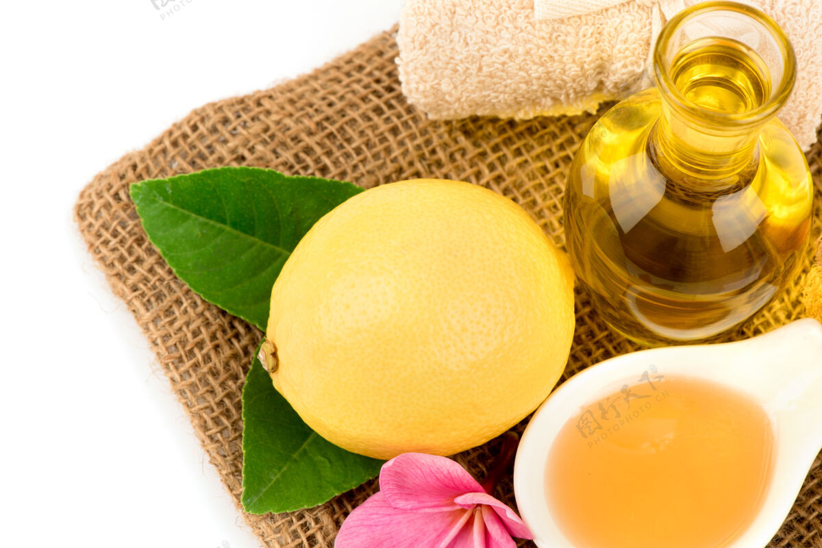 治疗柠檬与蜂蜜和油隔离在白色油酸奶头发