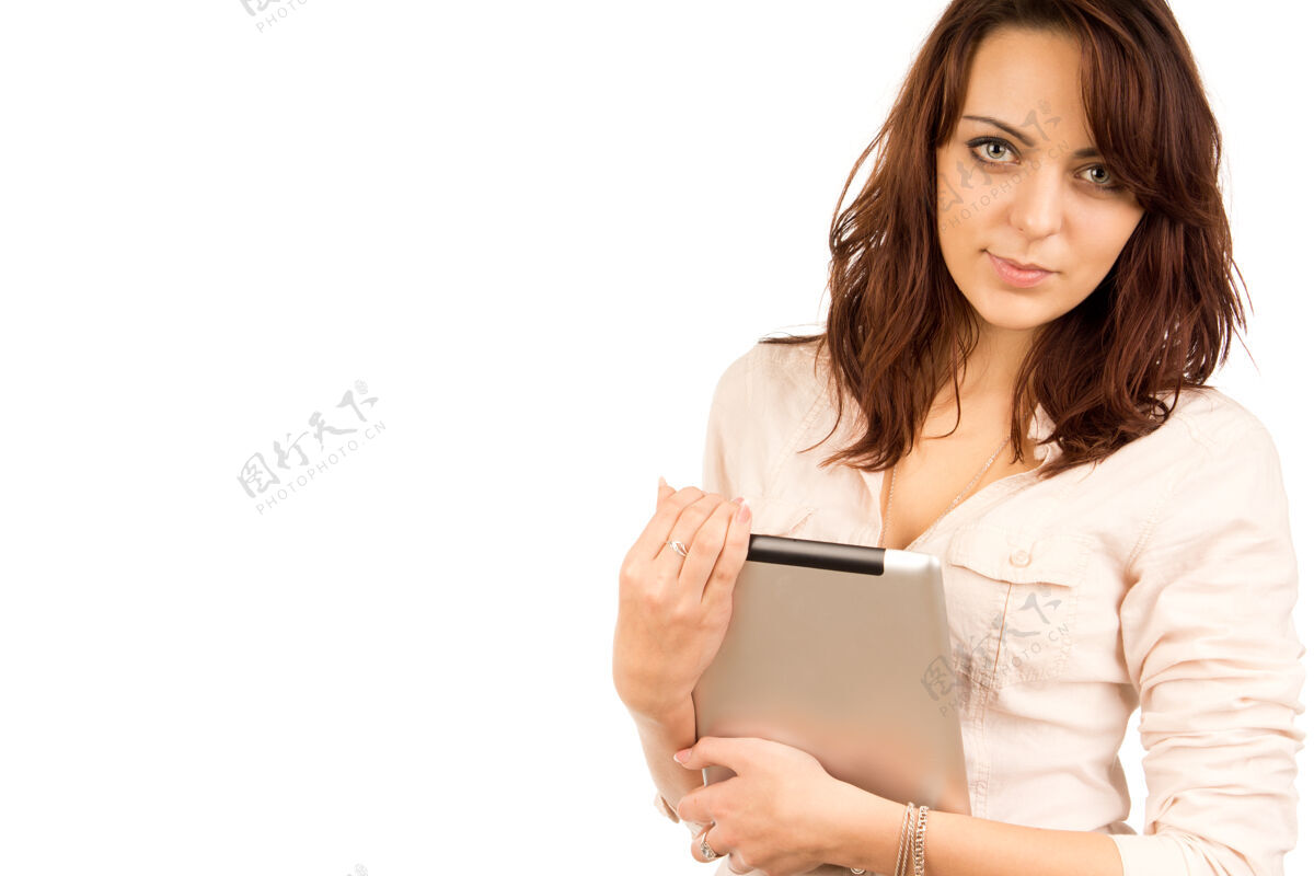 女人美丽的女孩拿着笔记本电脑在胸前特写半身像隔离在白色年轻女士人
