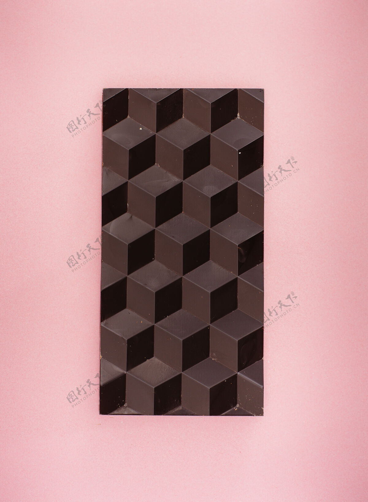 糖果天然手工制作的巧克力特写在明亮的表面上瓷砖顶视图件