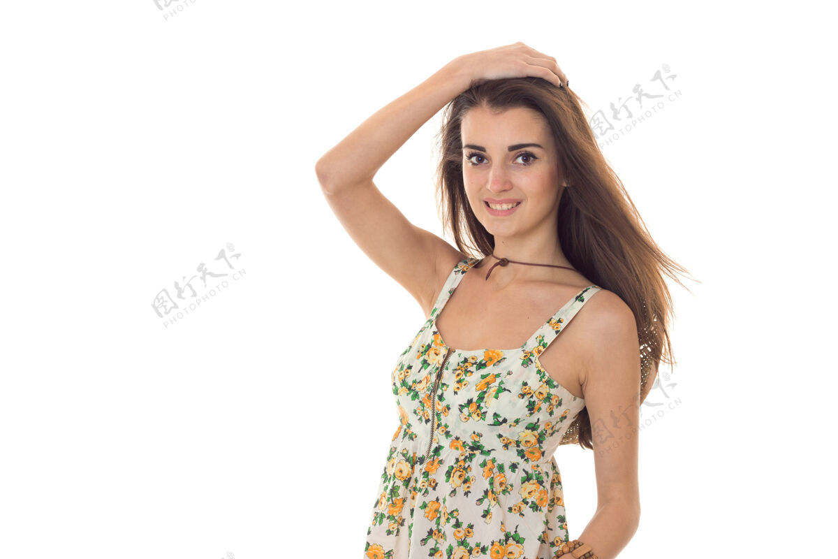 美丽夏天的肖像画 年轻迷人的女人穿着轻薄的衣服微笑着隔离的白色墙壁快乐护理性感