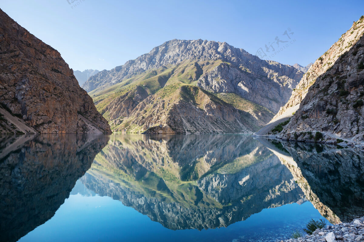 公园美丽宁静的湖泊在芬斯山脉（帕米尔的分支）在塔吉克斯坦风景宁静美丽