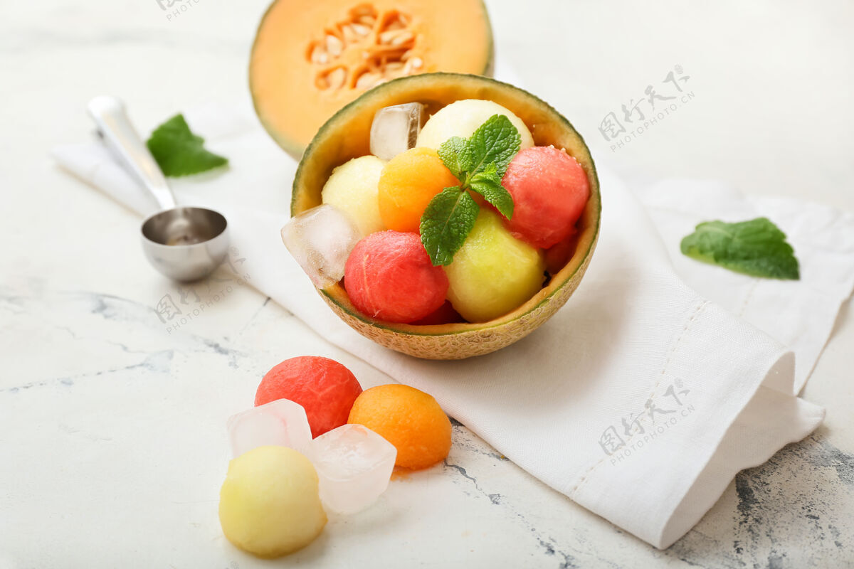 碗美味的白冰甜瓜球餐巾水果混合