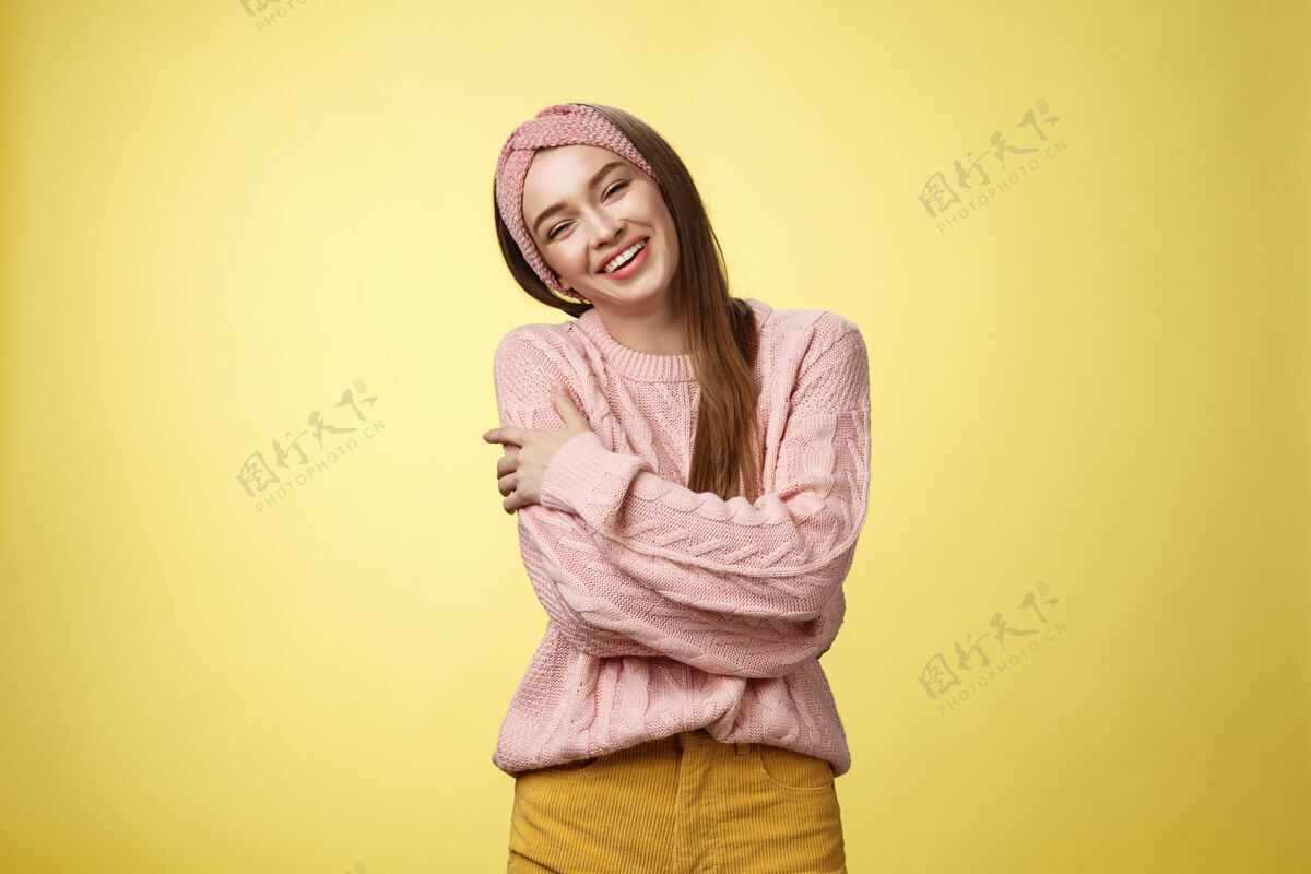 年轻穿粉红色毛衣的女人女人年轻表情