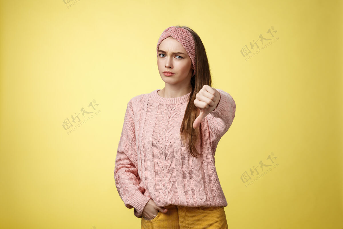购物者穿粉红色毛衣的女人肖像情感表情