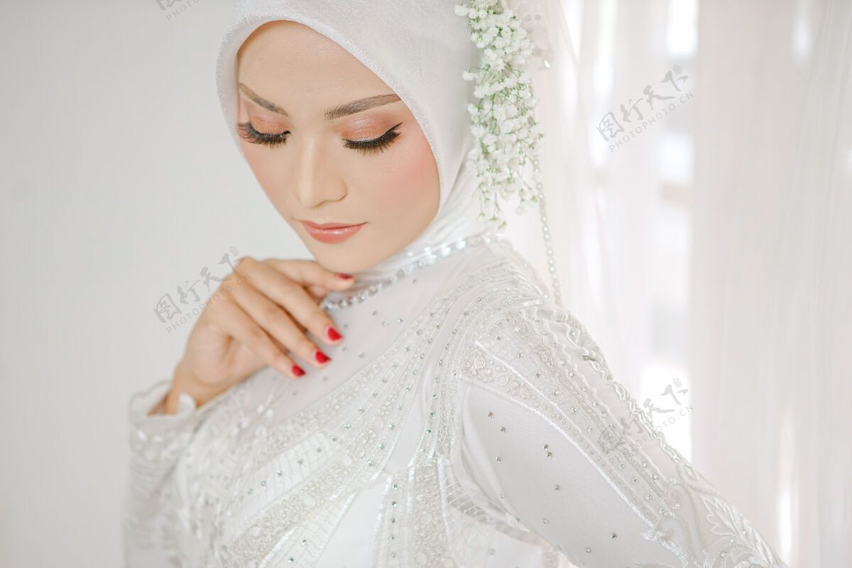 浪漫美丽的穆斯林妇女穿着白色婚纱的画像婚礼礼服人