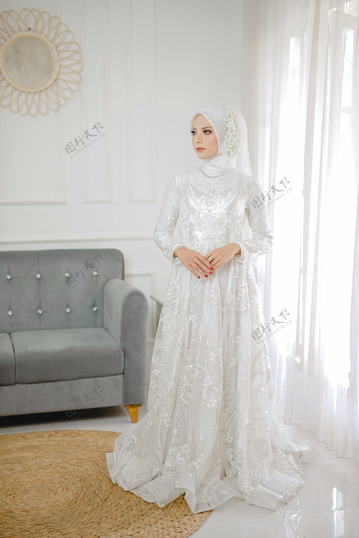 时尚美丽的穆斯林妇女穿着白色婚纱的画像礼服复古美丽