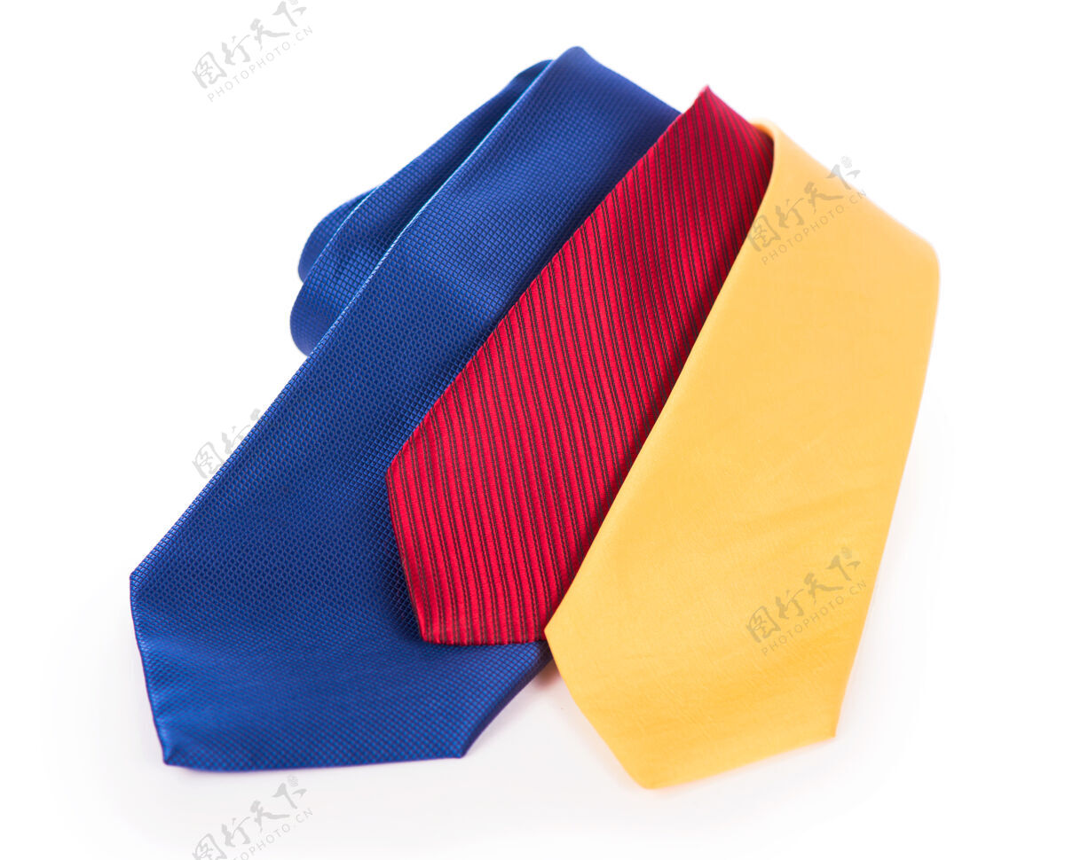 条纹红黄蓝领带.丝绸白色背景上的商务领带卷起来了人类男装城市