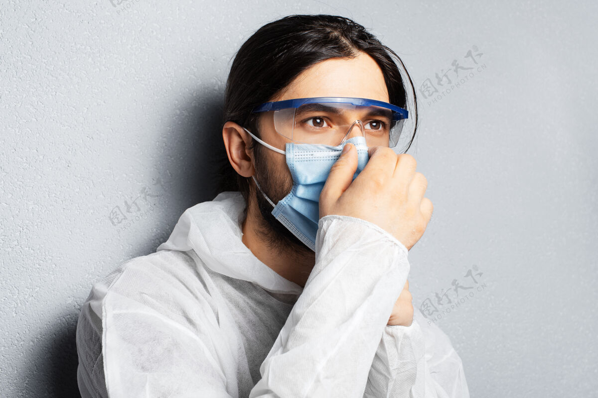 医疗保健身穿个人防护服 戴上防冠状病毒和covid-19的医用面罩的年轻医生的画像Sarscov2护理流行病