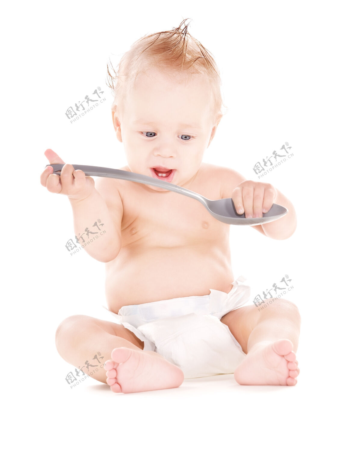 尿布大勺子盖在白色上面的男婴的照片卫生勺子婴儿