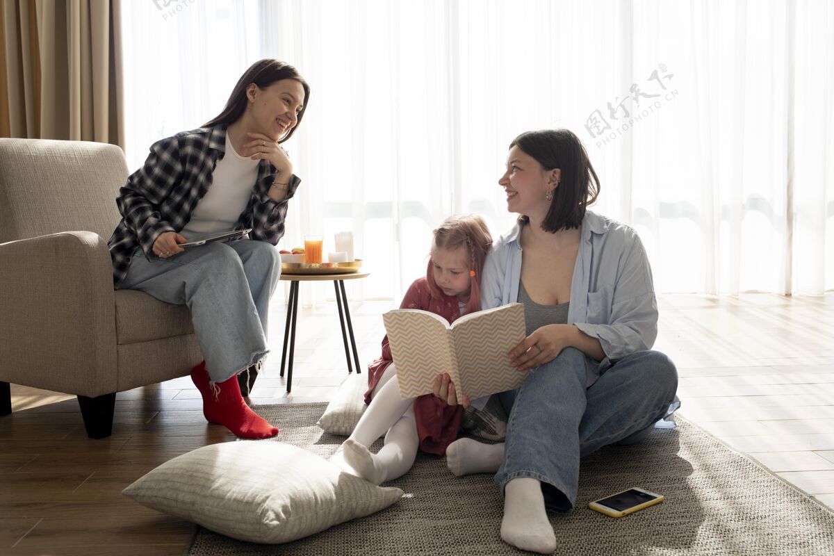 同性恋家庭妈妈们和女儿呆在室内女性女人女同性恋