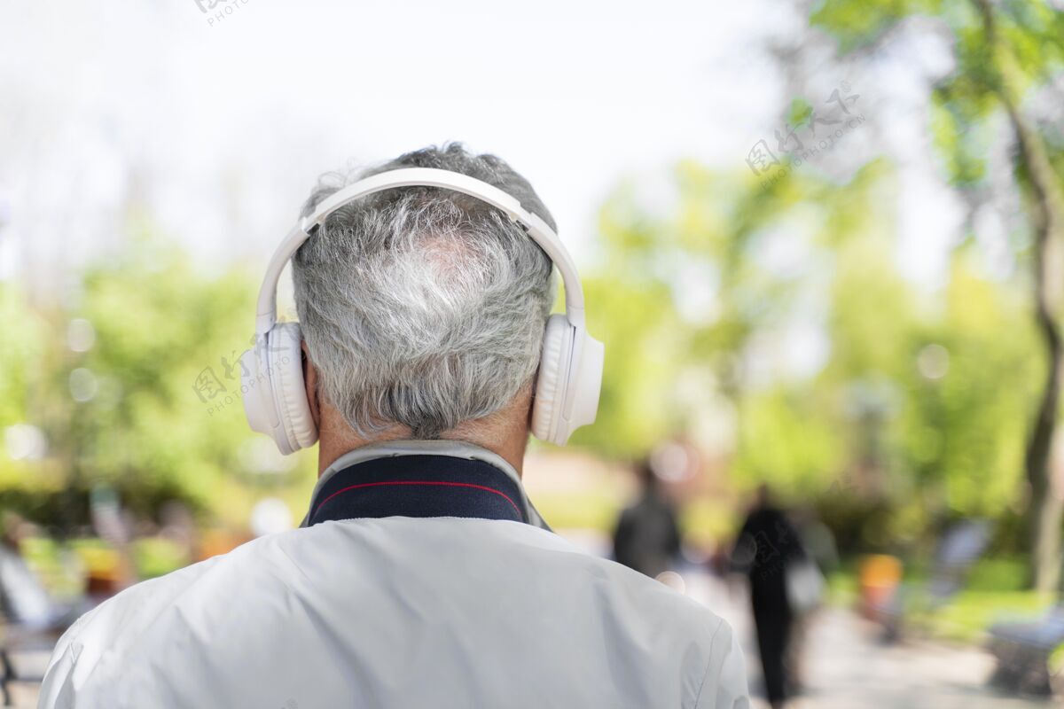 耳机戴着耳机的男人老年人老年人特写