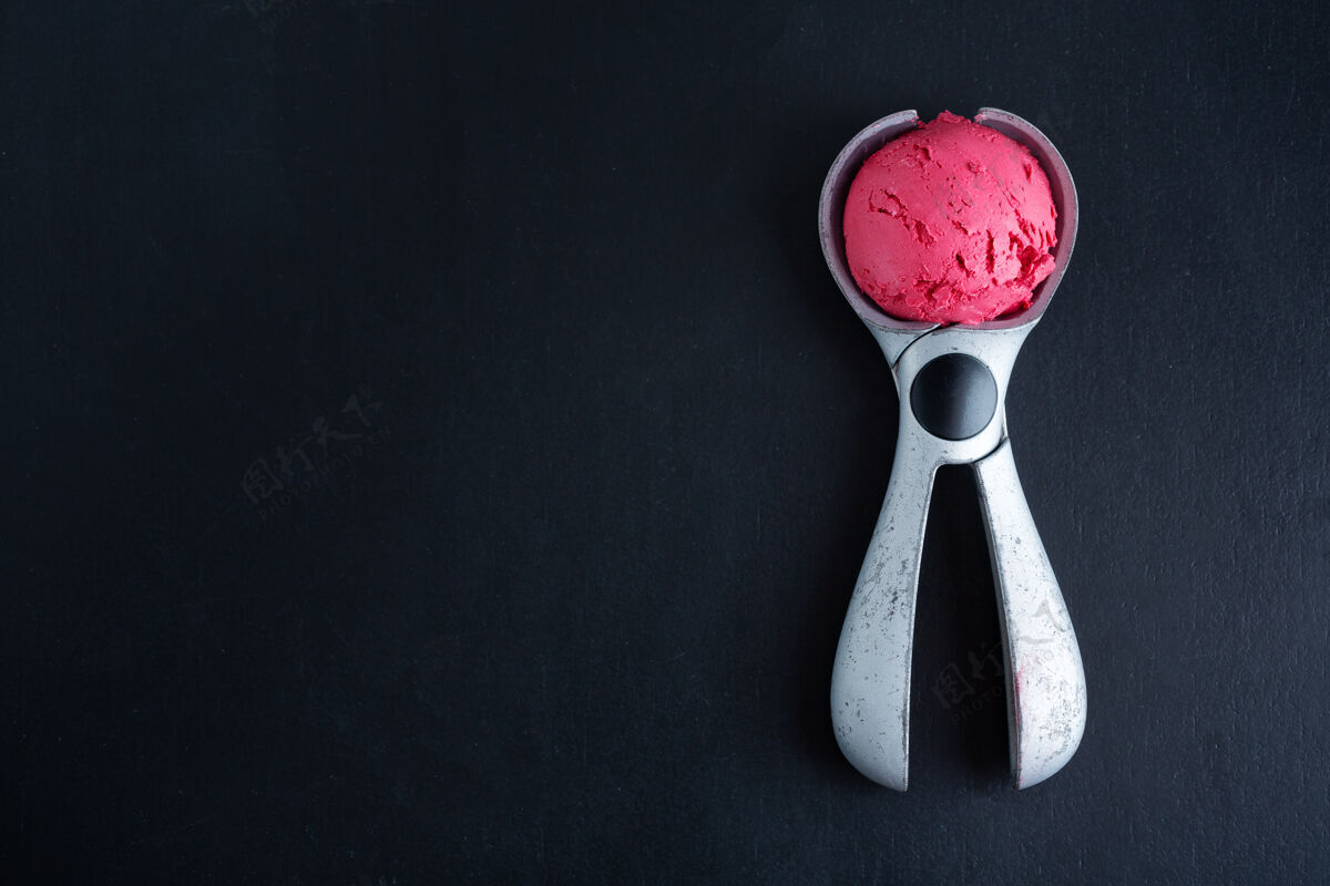 服务水果草莓冰淇淋勺放在冰淇淋勺上顶视图浆果甜点风味