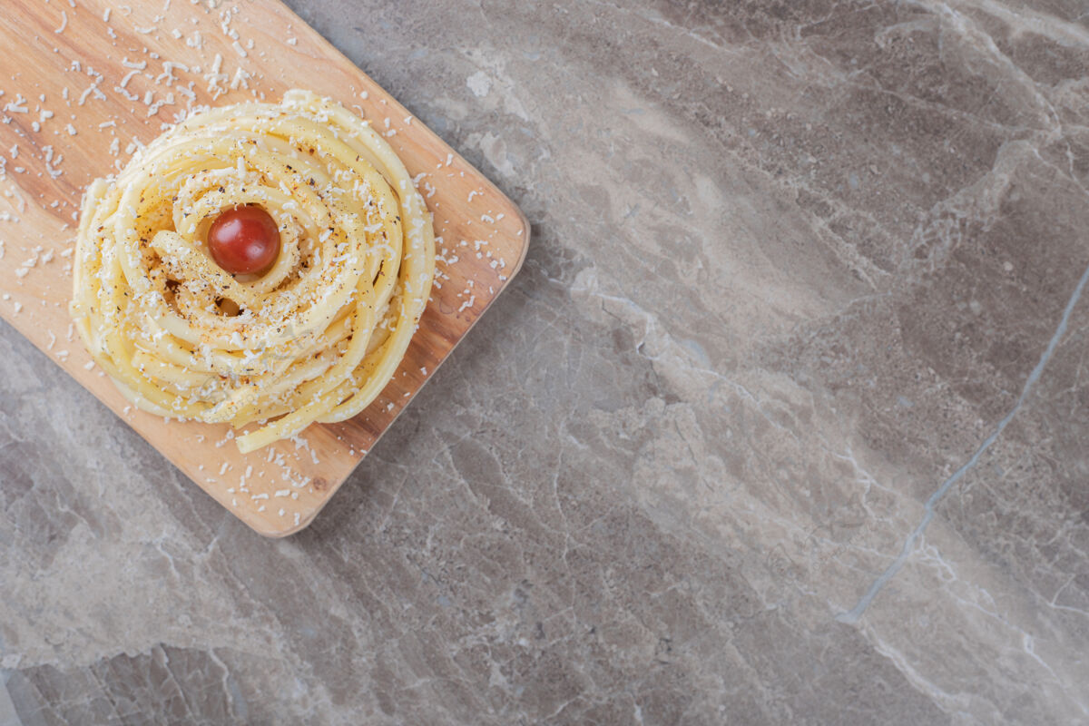 风味番茄和意大利面放在砧板上 放在大理石表面上香料意大利面意大利面