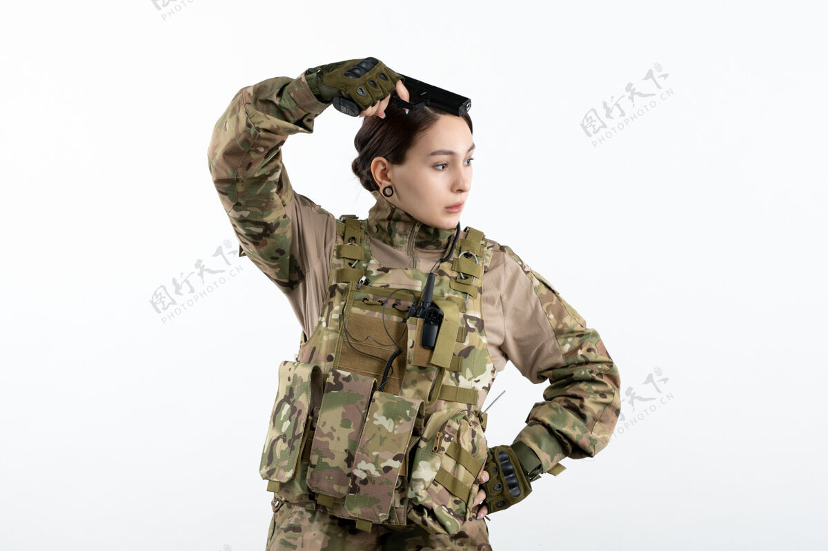 私人前视图：白墙上带枪的伪装女兵坦克军装衣服