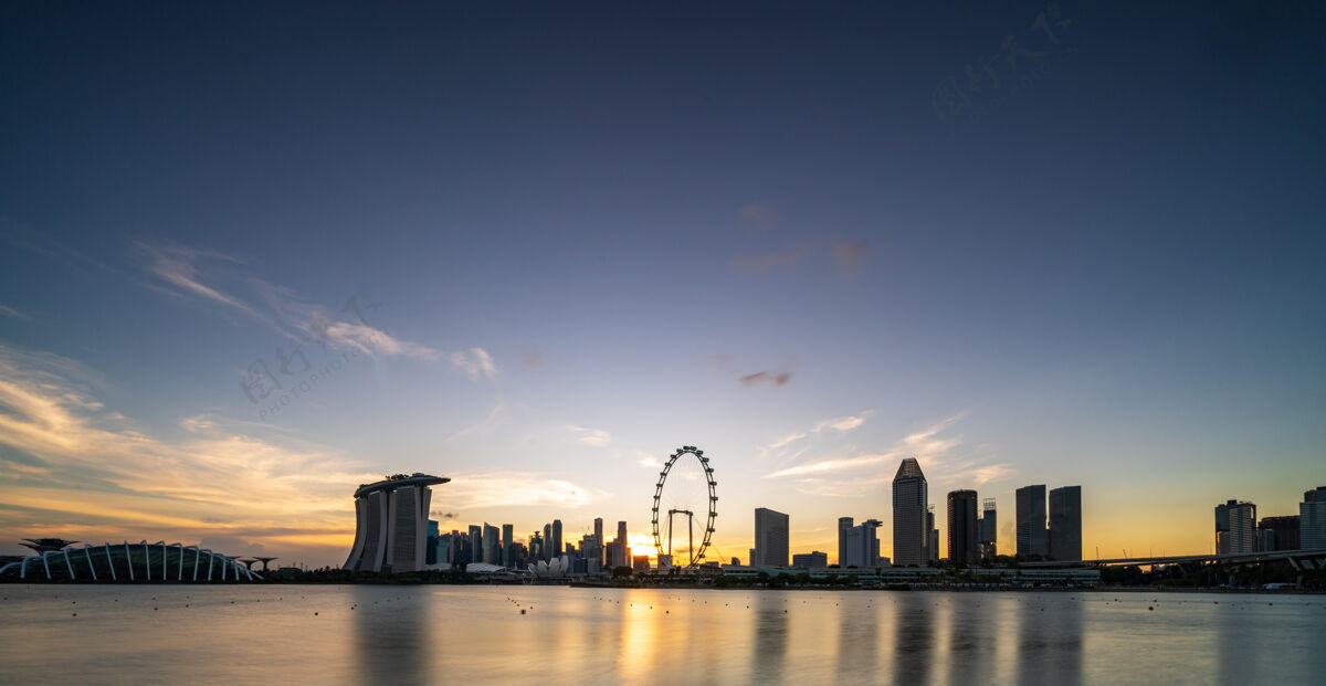 城市景观黄昏的新加坡摩天大楼摩天大楼公园全景