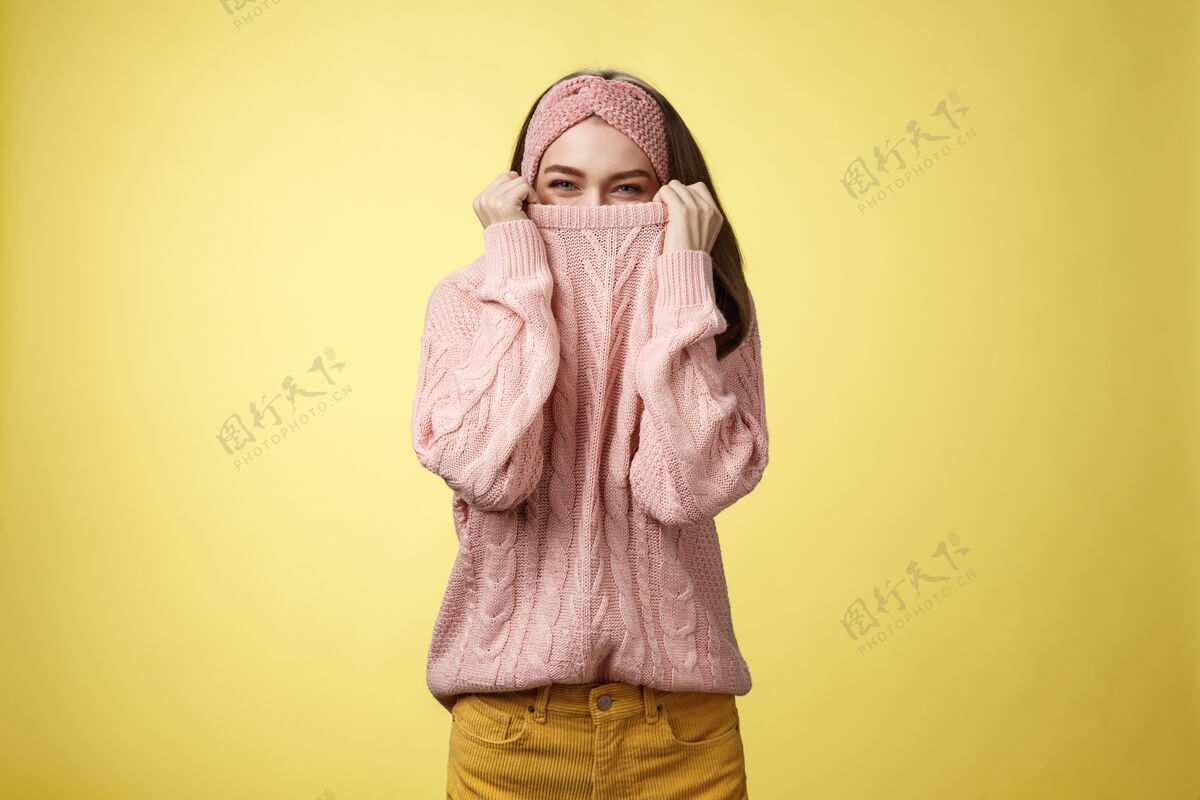 年轻穿粉红色毛衣的女人女人姿态女性