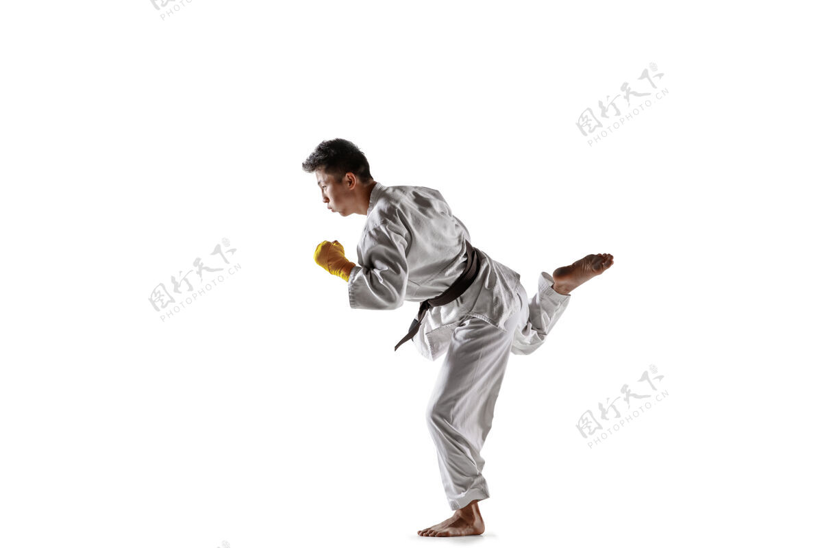 准备自信的韩国人穿着和服练习徒手格斗 武术年轻的男战士 黑带训练 白人工作室背景健康的生活方式 运动的概念战斗训练艺术