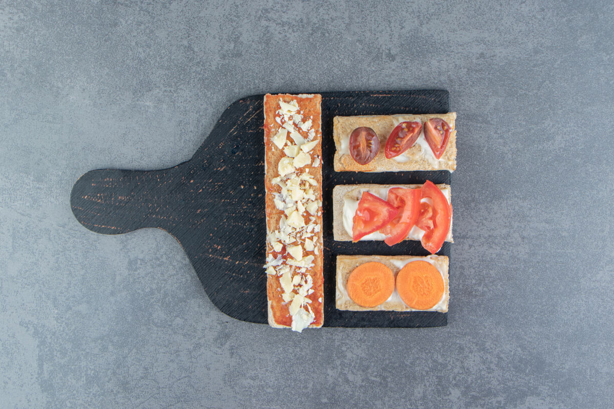 饮食在木板上用西红柿烤脆面包蔬菜吐司食物
