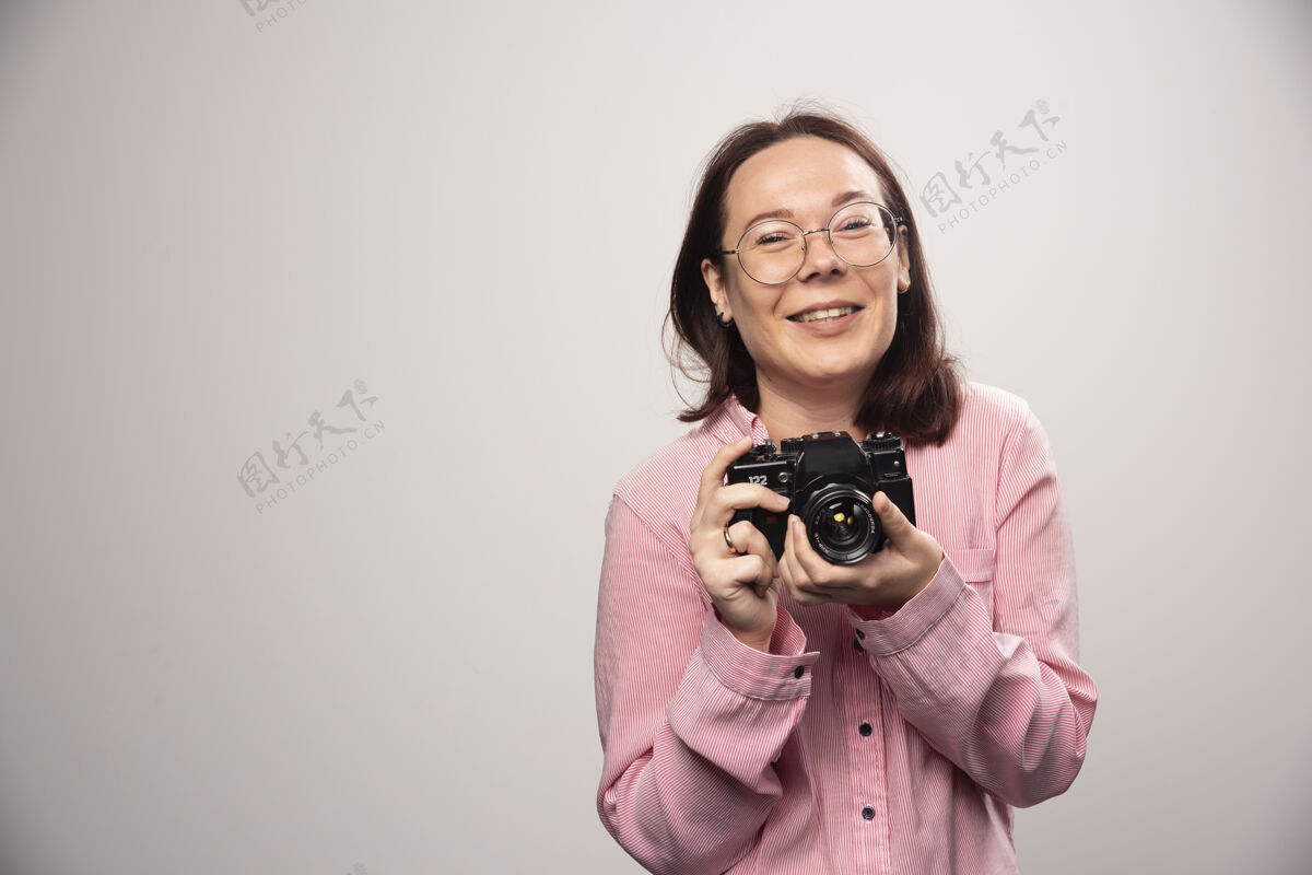 摄影师用白色相机拍照的女人高质量的照片拍摄电影镜头