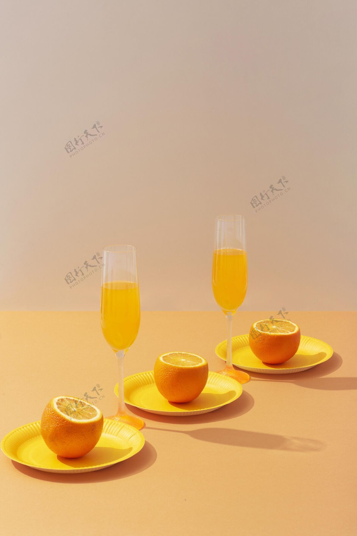 安排饮料和橙子分类垂直高角度