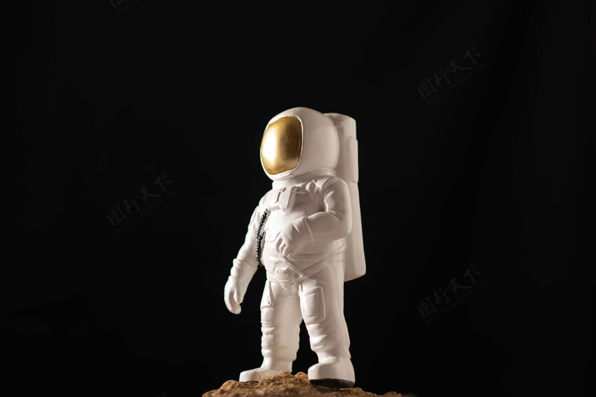 姿势前视图白色宇航员周围的石头上的黑色人男人