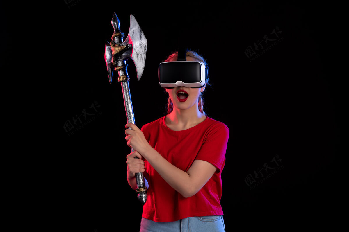 战斗美丽的女性玩虚拟现实与战斧黑暗的前视图成人虚拟现实人物