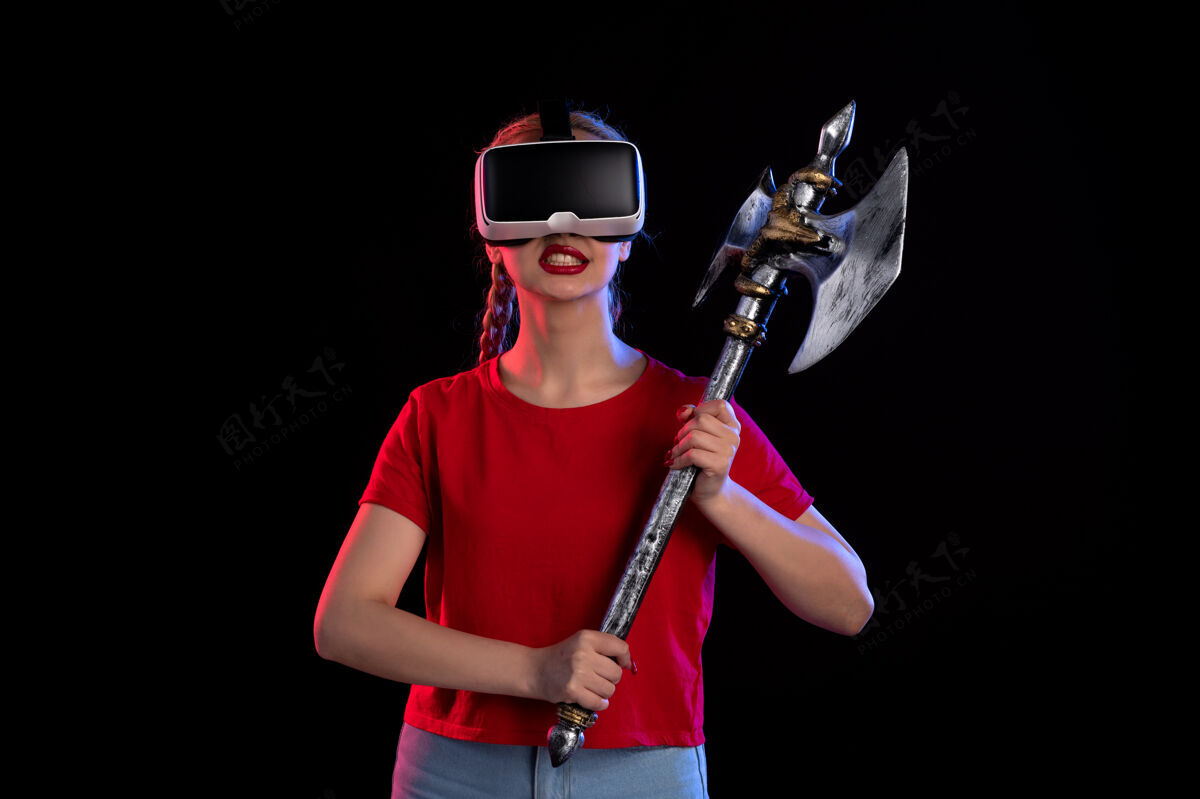 游戏美丽的女性在黑暗中玩虚拟现实的前视图男人成人脸