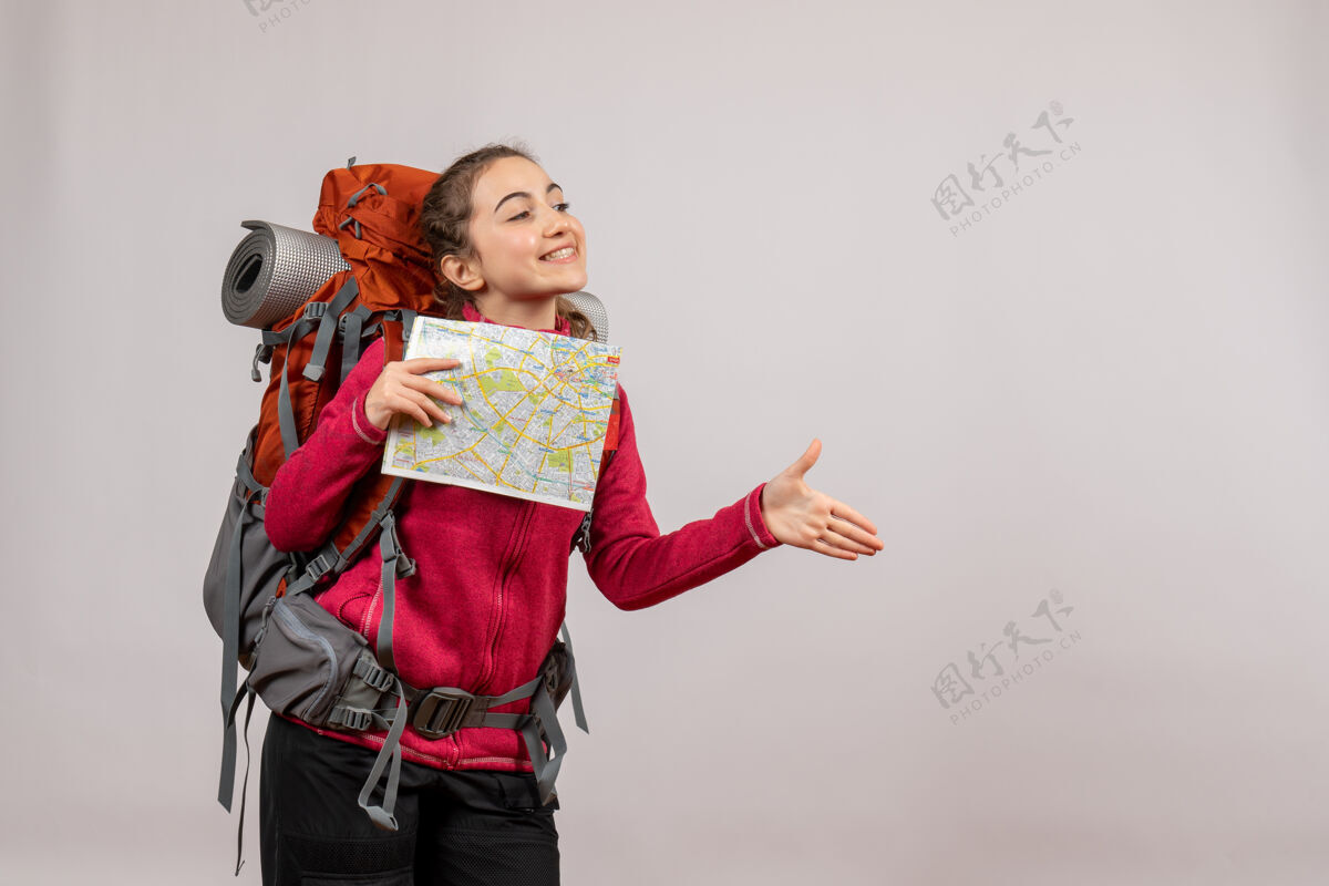 冒险正面图：年轻的旅行者背着大背包 拿着地图 手牵着手旅游地图可爱
