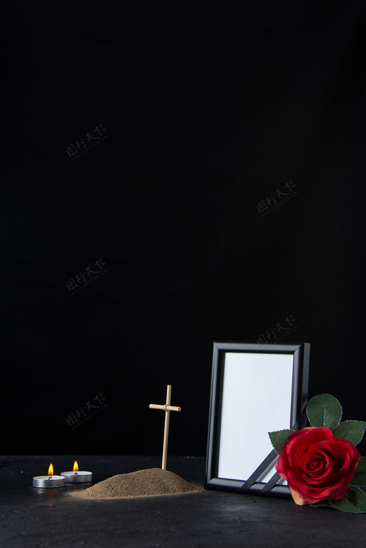 十字架黑色十字架和相框的小坟墓正面图花玫瑰葬礼