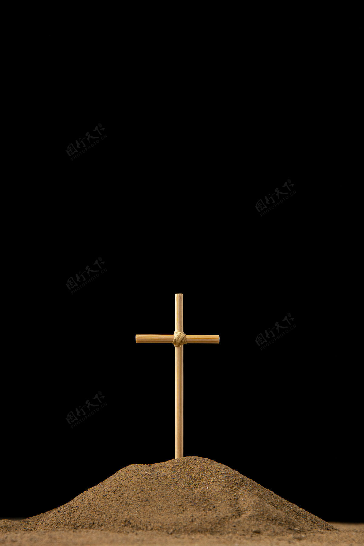 沙子小坟墓的正面图 黑色的十字架黑暗葬礼十字架