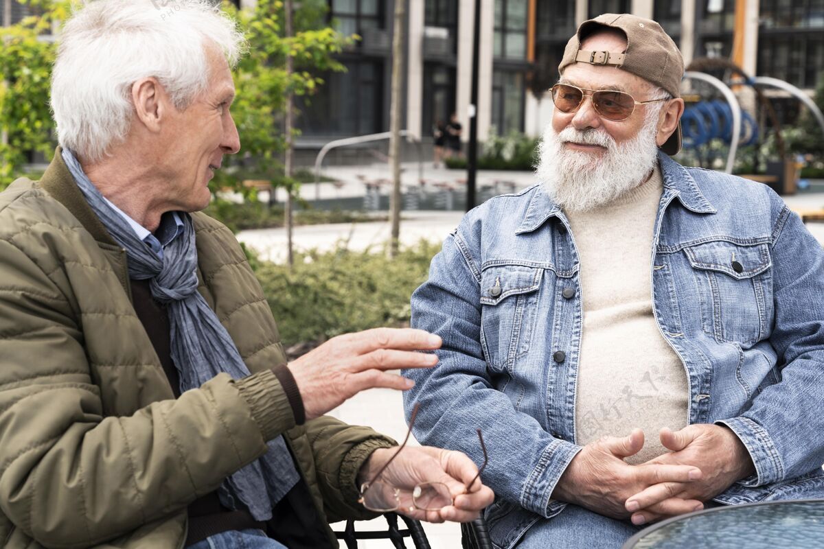 城市城里两个老男人在一起聊天老年人成熟男人