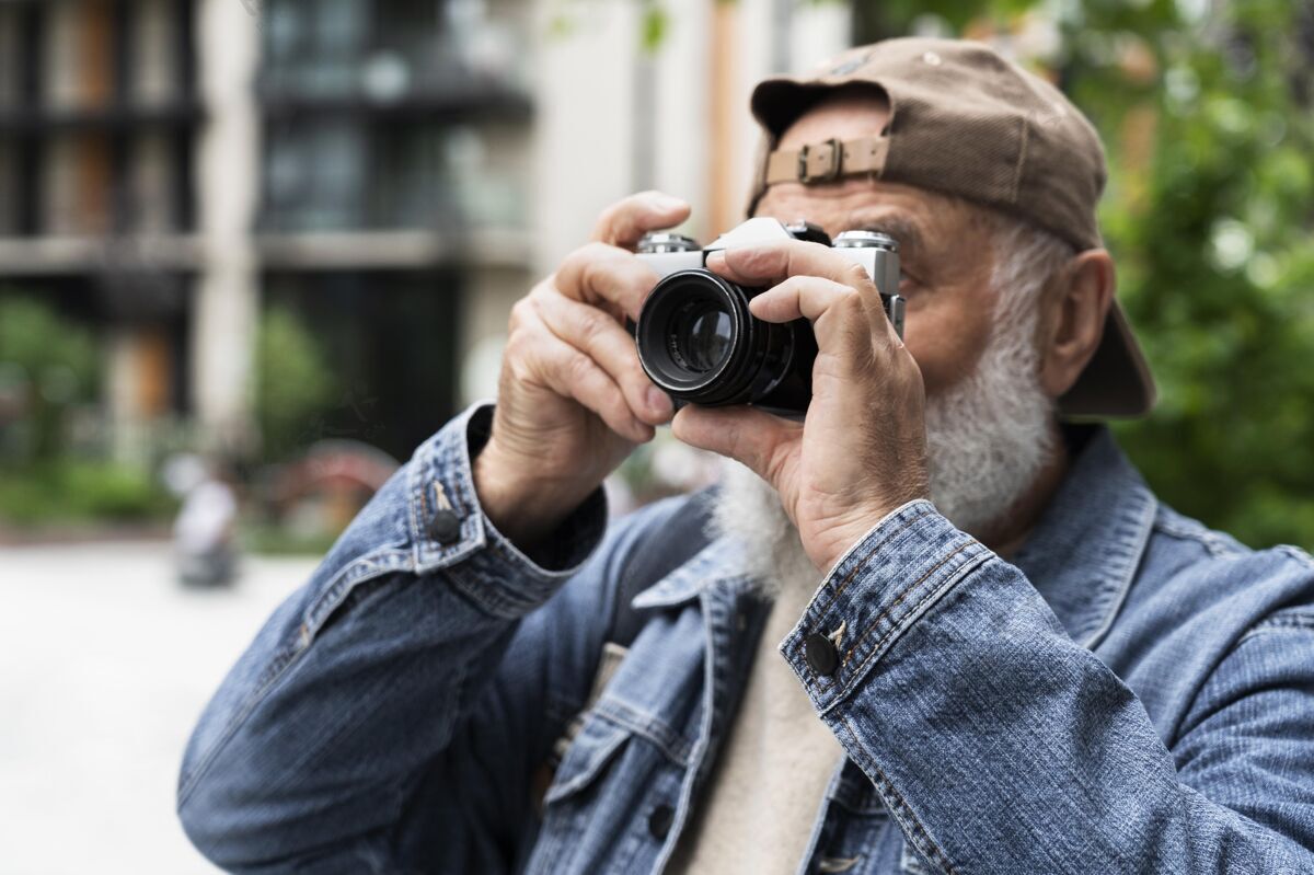老年人老人在城市户外用相机拍照户外水平老年人