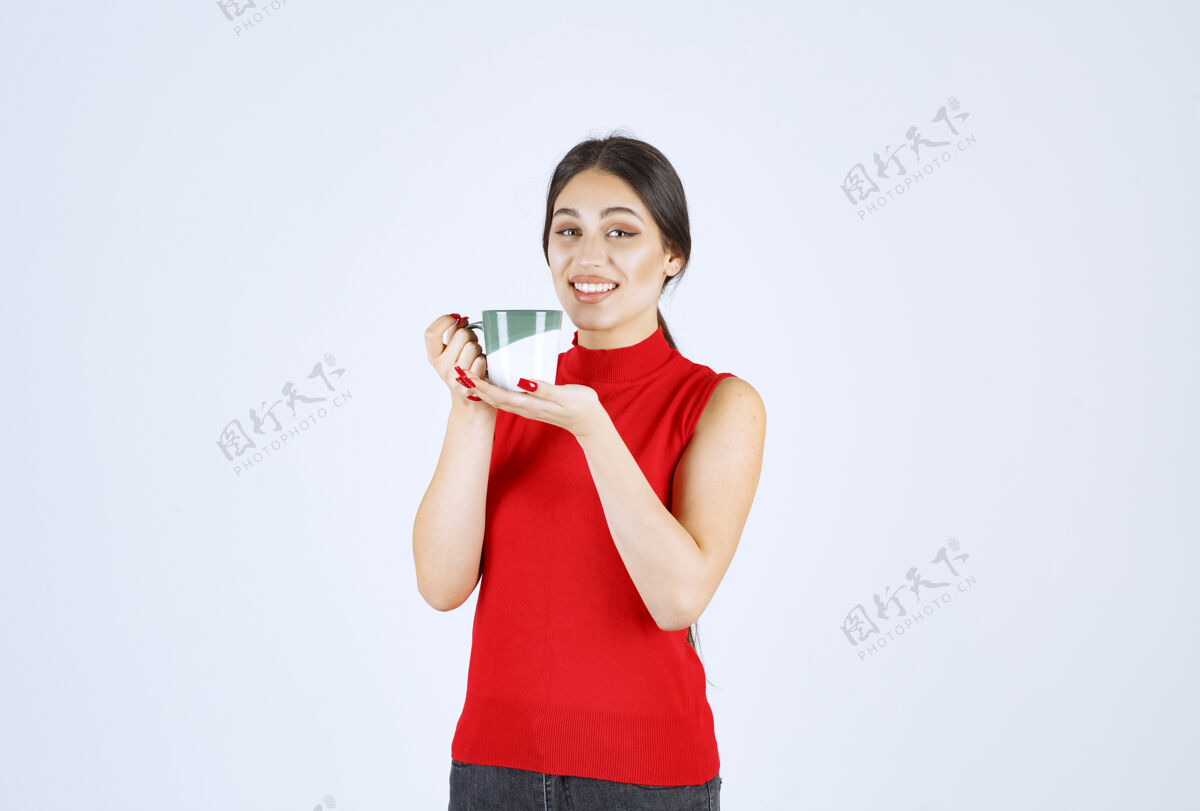 女人穿着红衬衫拿着咖啡杯的女孩模特休闲雇员