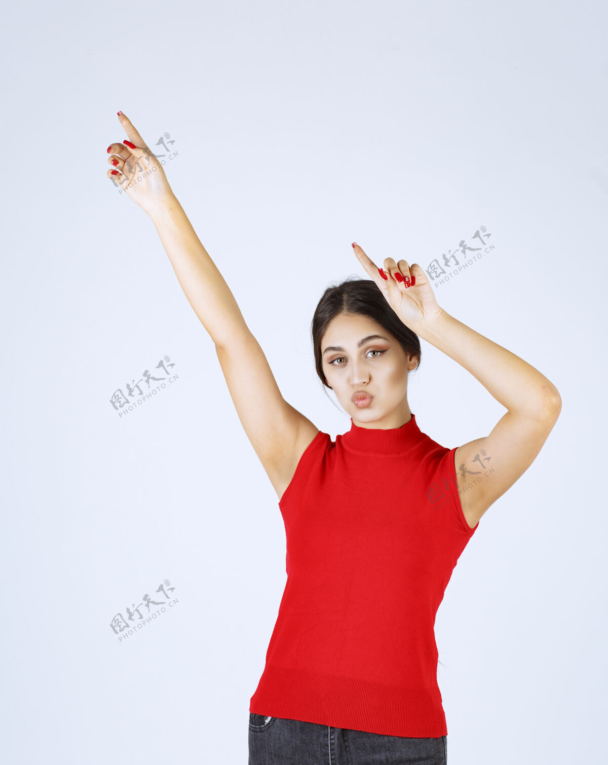 年轻人穿红衬衫的女孩举手指着上面上装人女