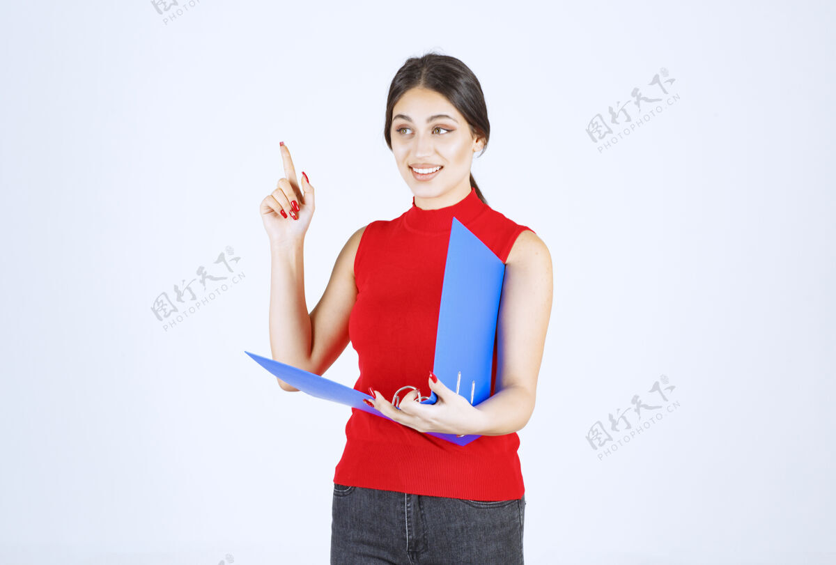 人女孩拿着一个蓝色的文件夹 指着左边工人休闲姿势