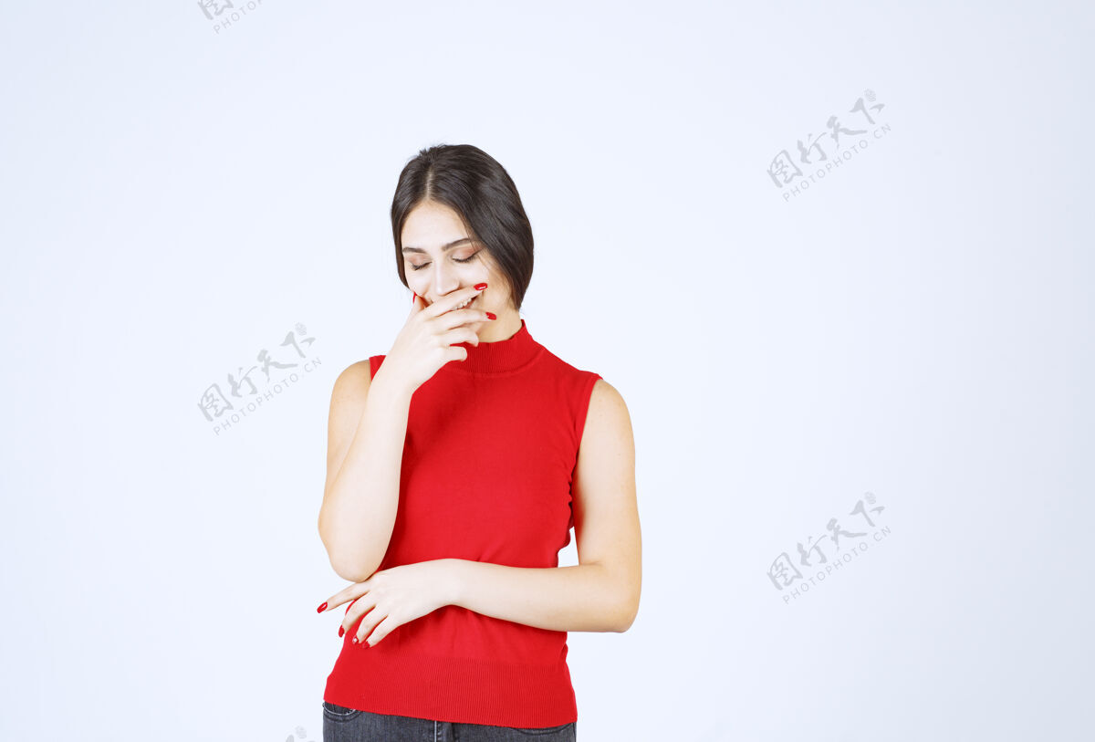 避免穿红衬衫的女孩因为难闻而屏住呼吸年轻人休闲雇员