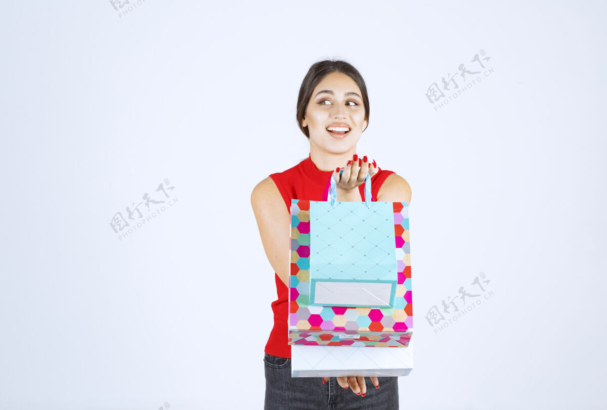 微笑带着五颜六色购物袋的女孩感觉很积极年轻休闲常规
