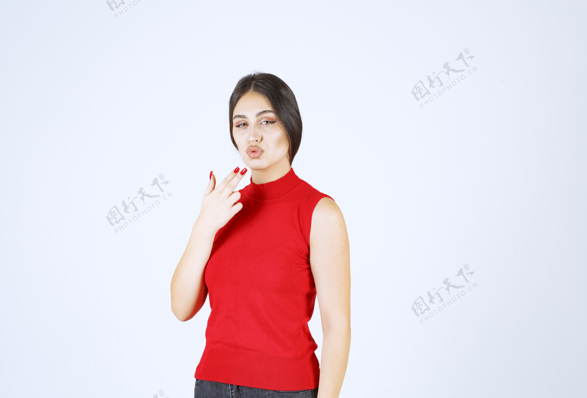成人穿红衬衫的女孩摆出可爱诱人的姿势服装敏感雇员