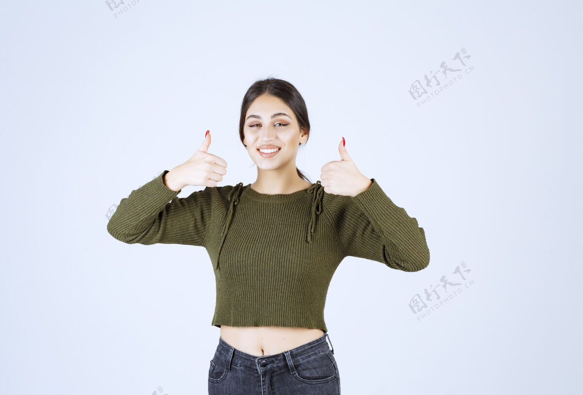 微笑黑发女人站在白色背景上竖起大拇指黑发女人模特