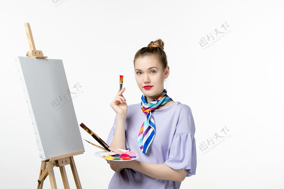 艺术家前视图女画家准备在白墙上画架上画画画家铅笔画艺术画人小