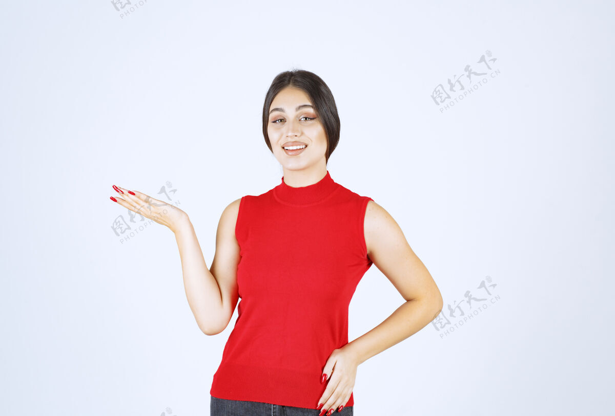 女售货员穿红衬衫的女孩展示手里的东西销售年轻人人
