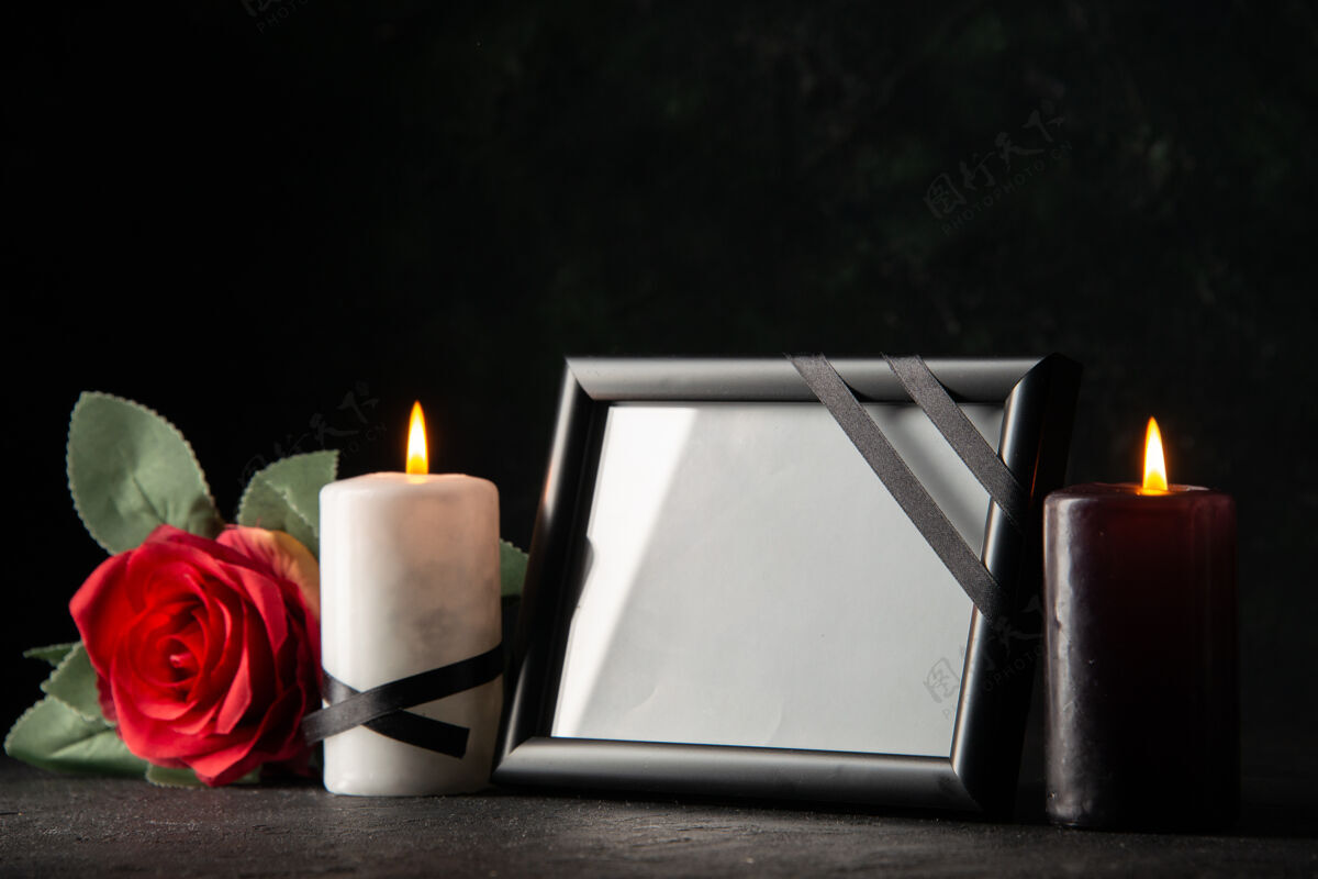 烛光黑暗中带蜡烛和花的相框的前视图火焰相框打火机