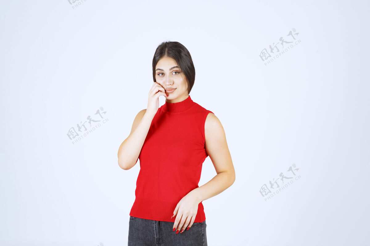 微笑穿红衬衫的女孩摆出中性 积极和吸引人的姿势模特员工年轻