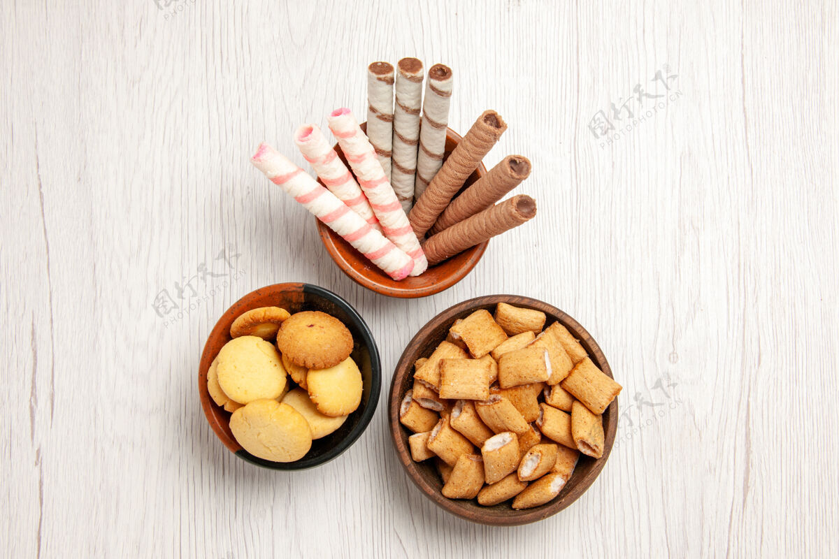 营养顶视图不同的饼干在白桌子糖饼干甜饼干水果可食坚果视图