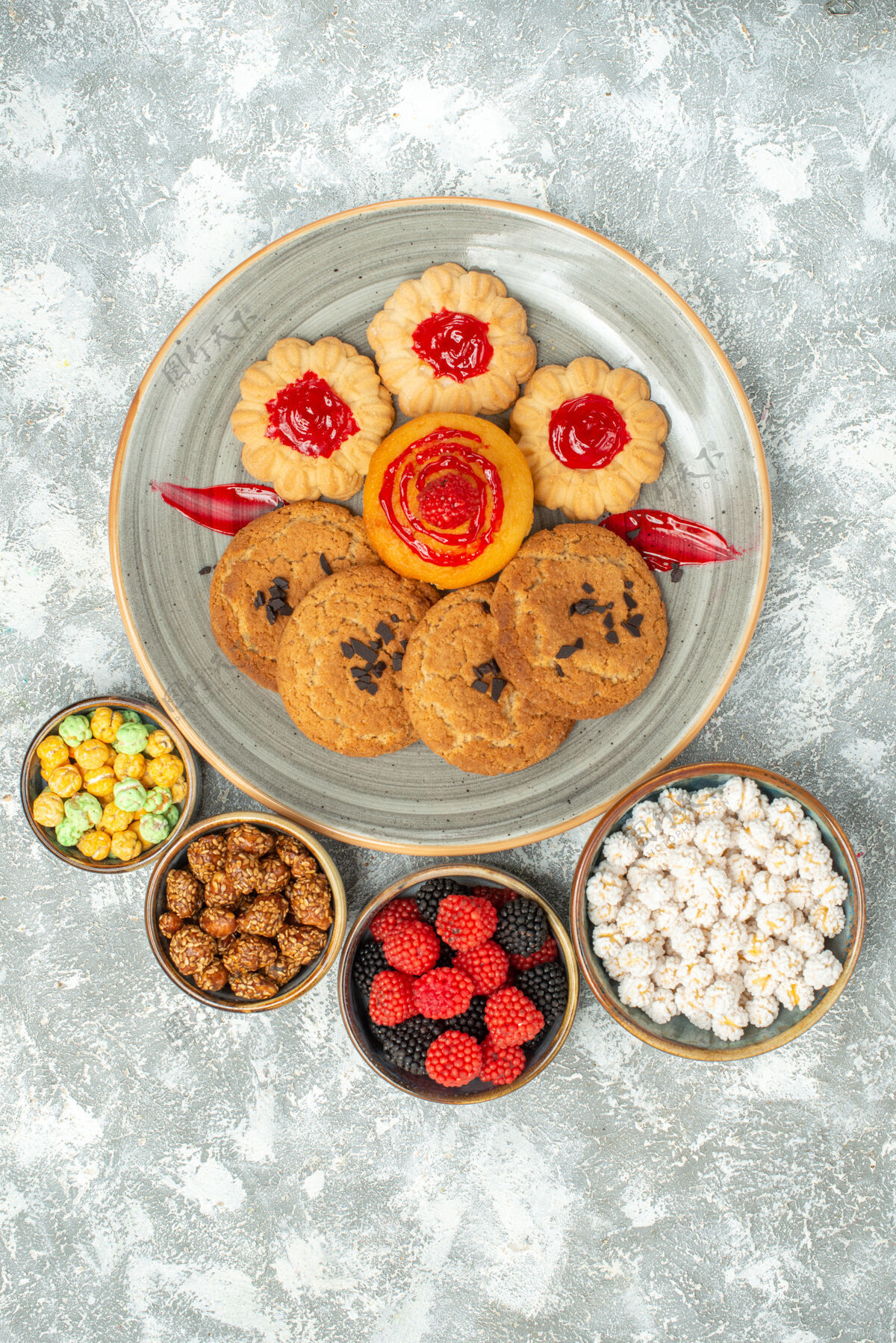 碗顶视图美味的沙饼干饼干与饼干和糖果浅白色背景饼干甜糖蛋糕茶饼干茶食物健康