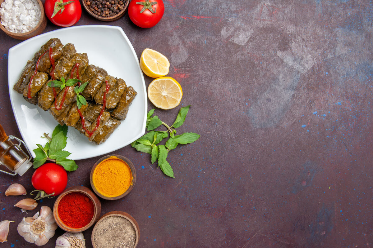调味品俯瞰美味的叶多尔玛与调味品和西红柿在黑暗的背景菜叶食物肉晚餐食物盘子番茄