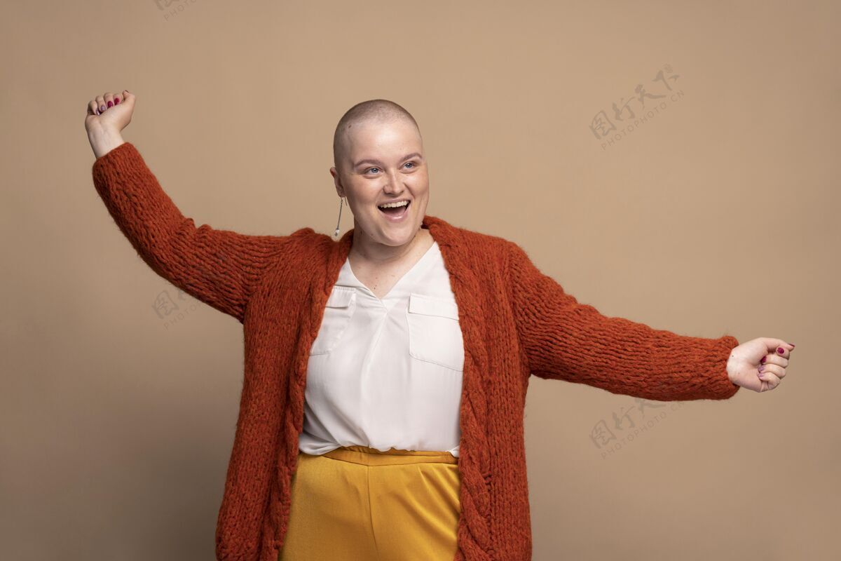 女人笑脸坚强的女人对抗乳腺癌护理医学疾病