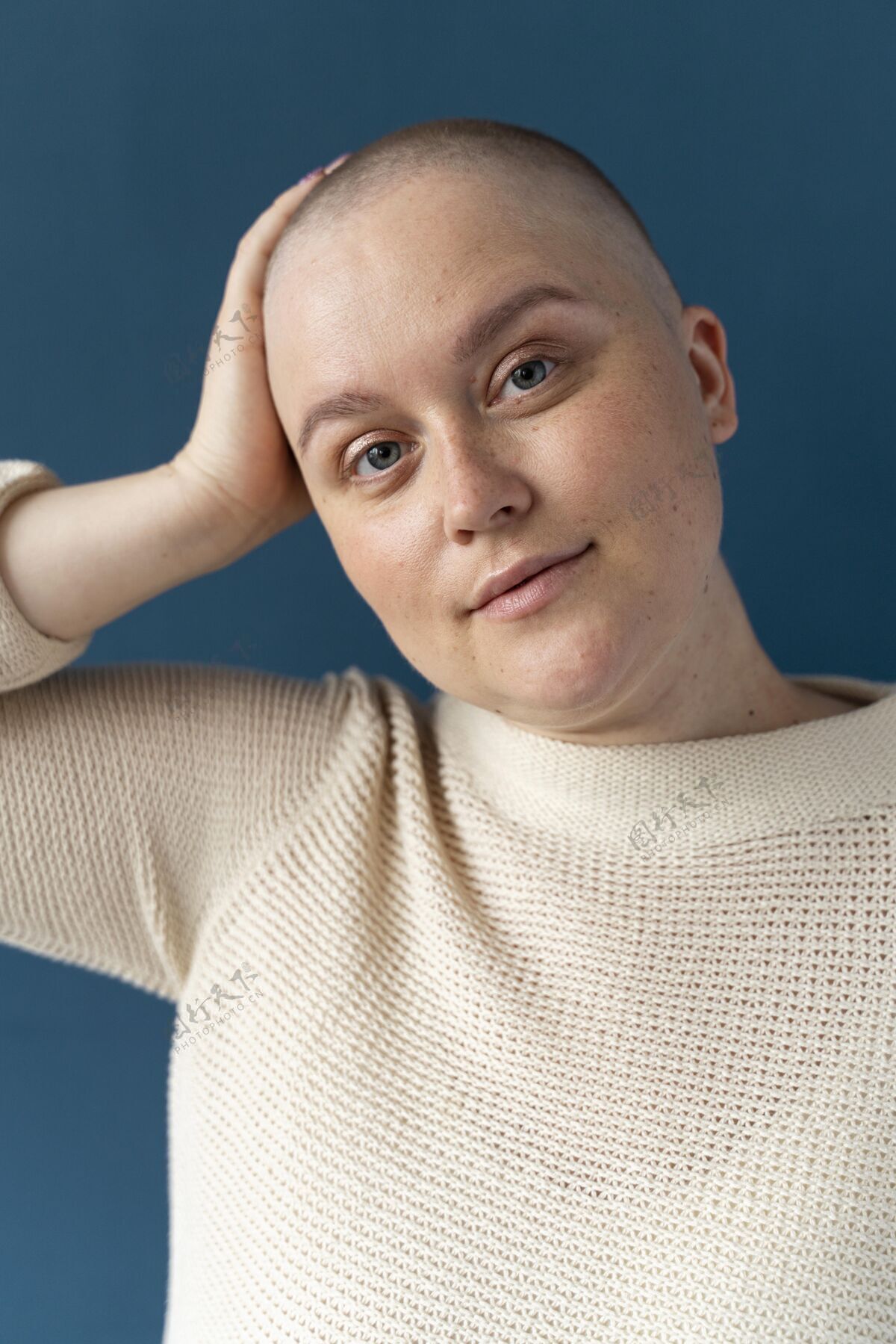 病人自信的女人对抗乳腺癌疾病女人护理