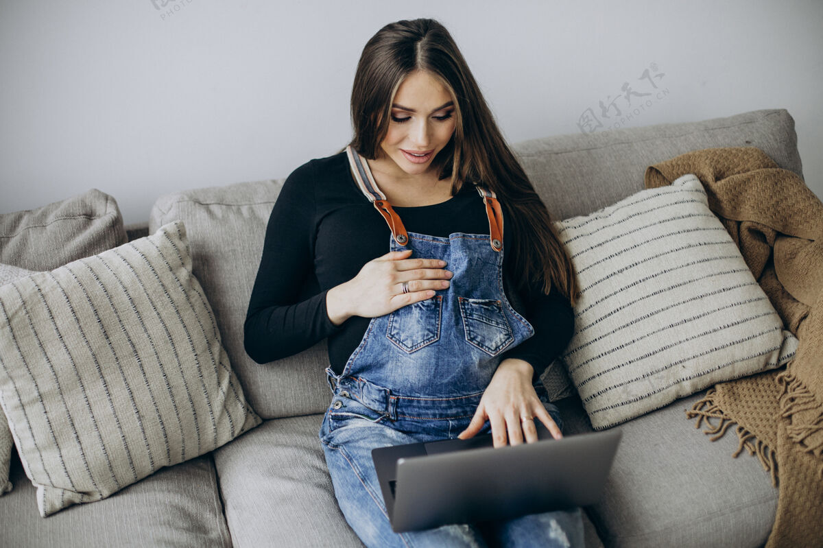 设计师孕妇在家使用电脑产妇腹部工作