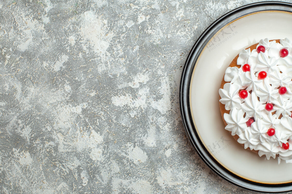 碗半张美味的奶油蛋糕 在左边的冰背景上装饰着水果背景健康食物